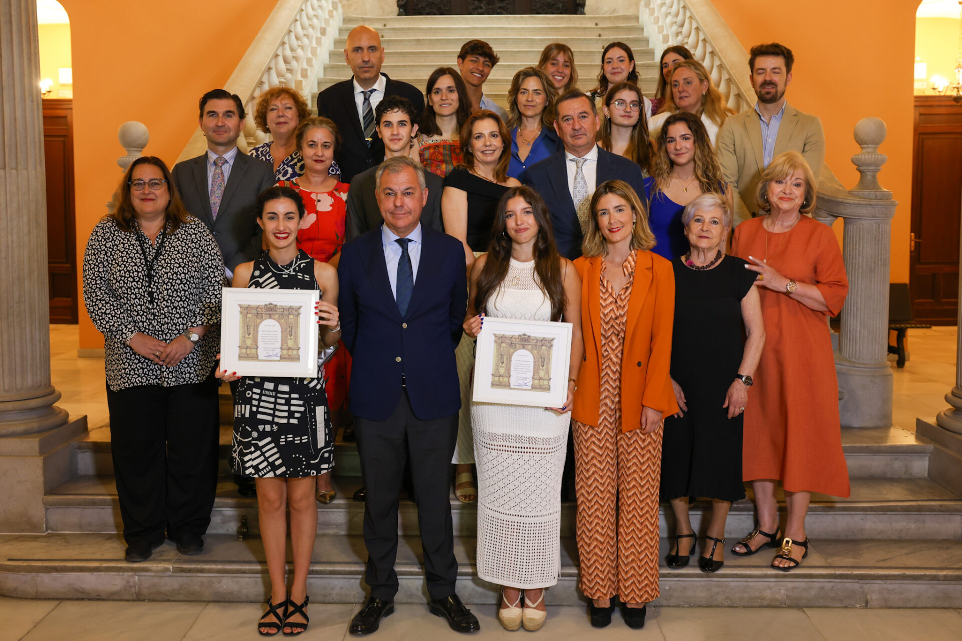 El alcalde homenajea en el Ayuntamiento a María Villanueva y Gala Barrera, las notas más altas de la selectividad en Sevilla