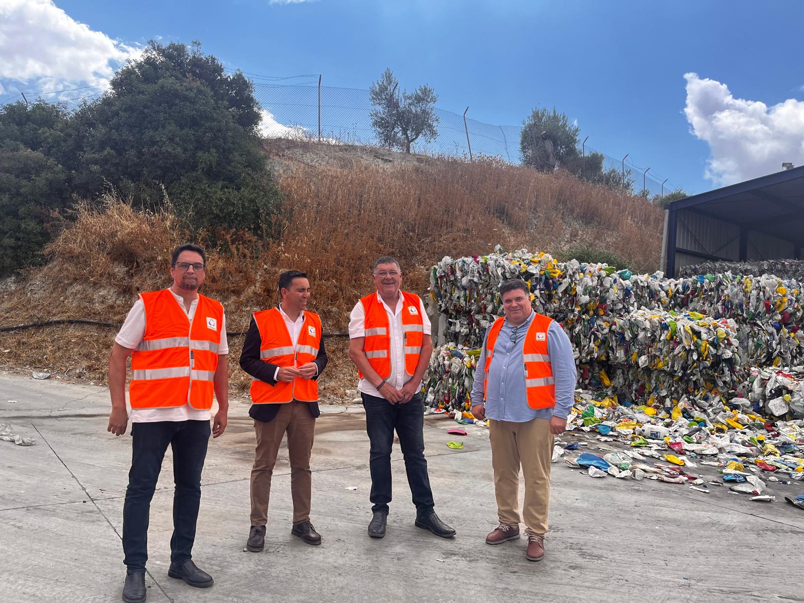 Gonzalo Domínguez conoce los proyectos de modernización de la planta de residuos de la Mancomunidad Campiña 2000