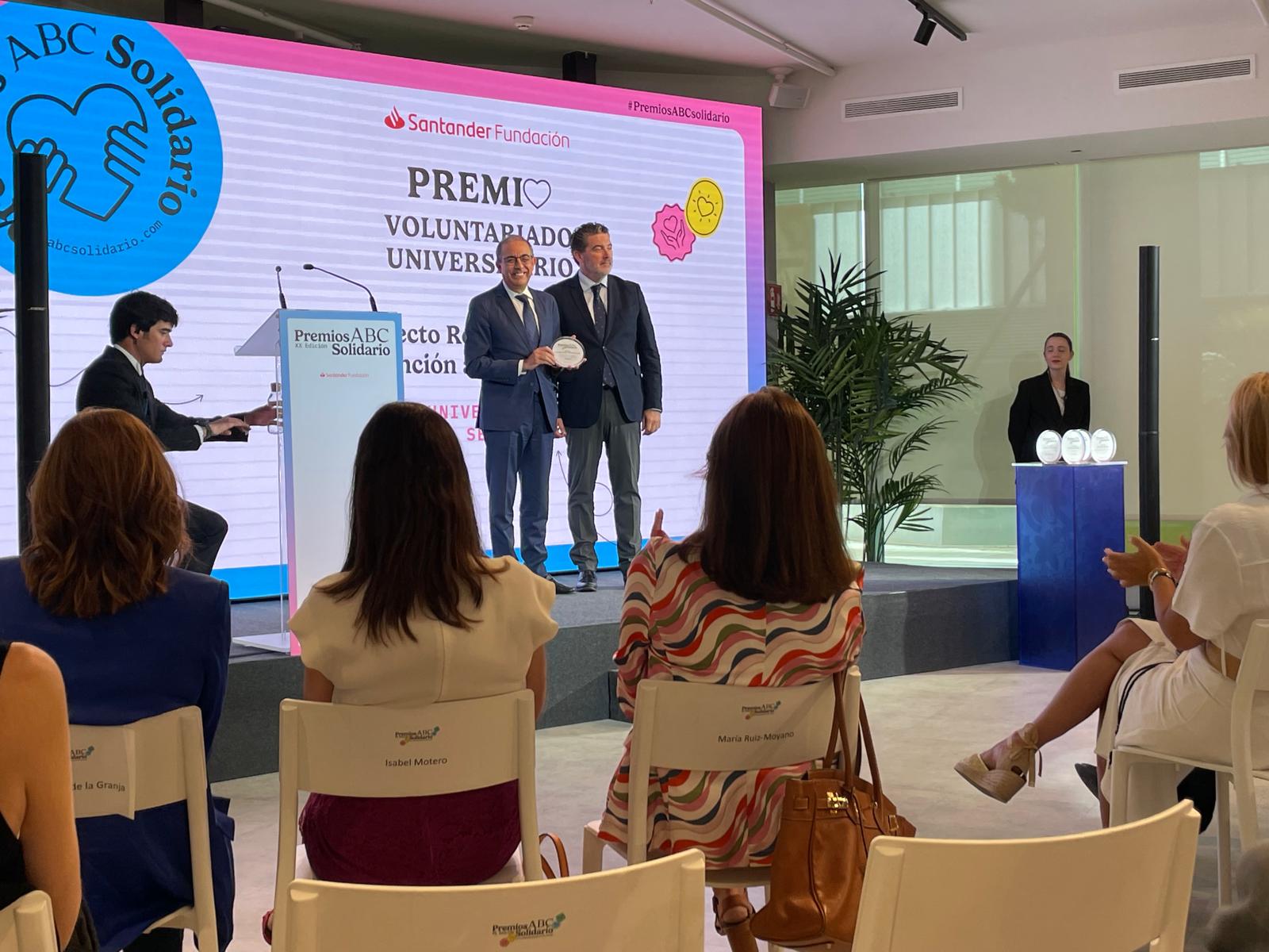 La Universidad de Sevilla recibe el Premio ABC Solidario