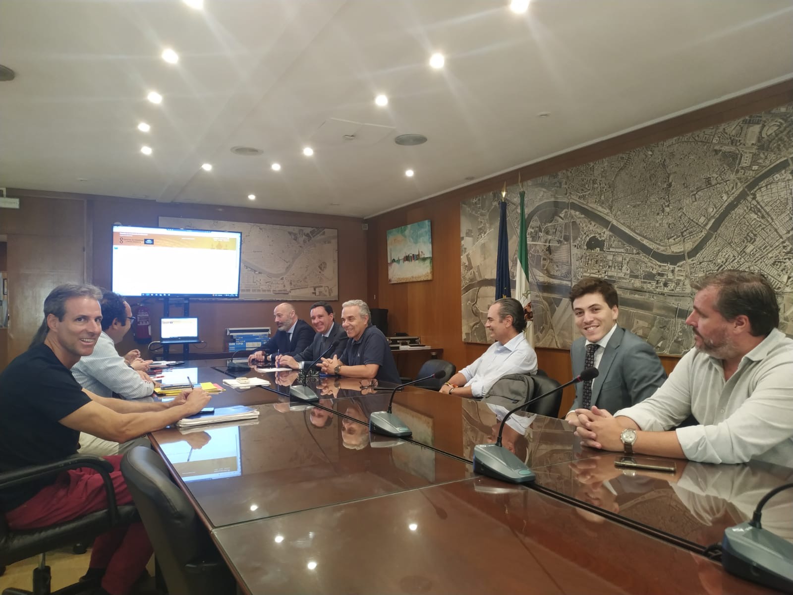 El Ayuntamiento presenta a los hosteleros la nueva aplicación para la renovación telemática de las licencias de veladores que estará activa el 15 de septiembre