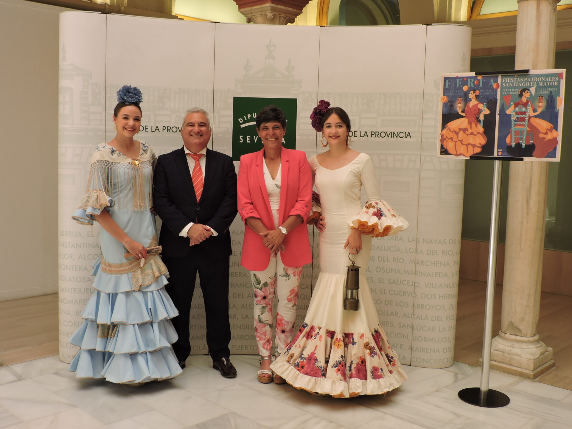 El alcalde de Villanueva del Río y Minas presenta el cartel de la Feria y Fiestas Patronales, que se celebran a lo largo del mes de julio