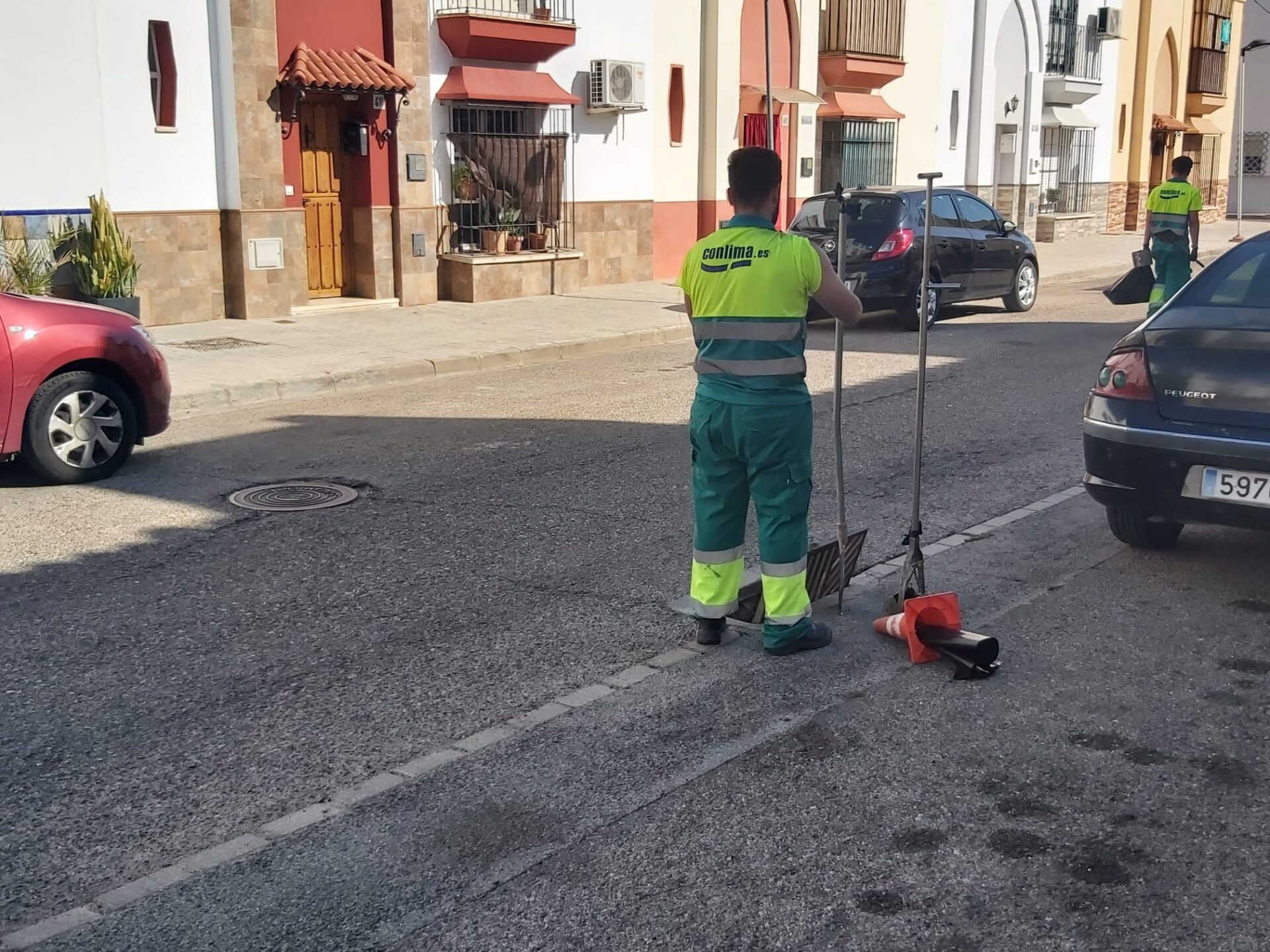 Aljarafesa inicia su campaña anual de limpieza de imbornales