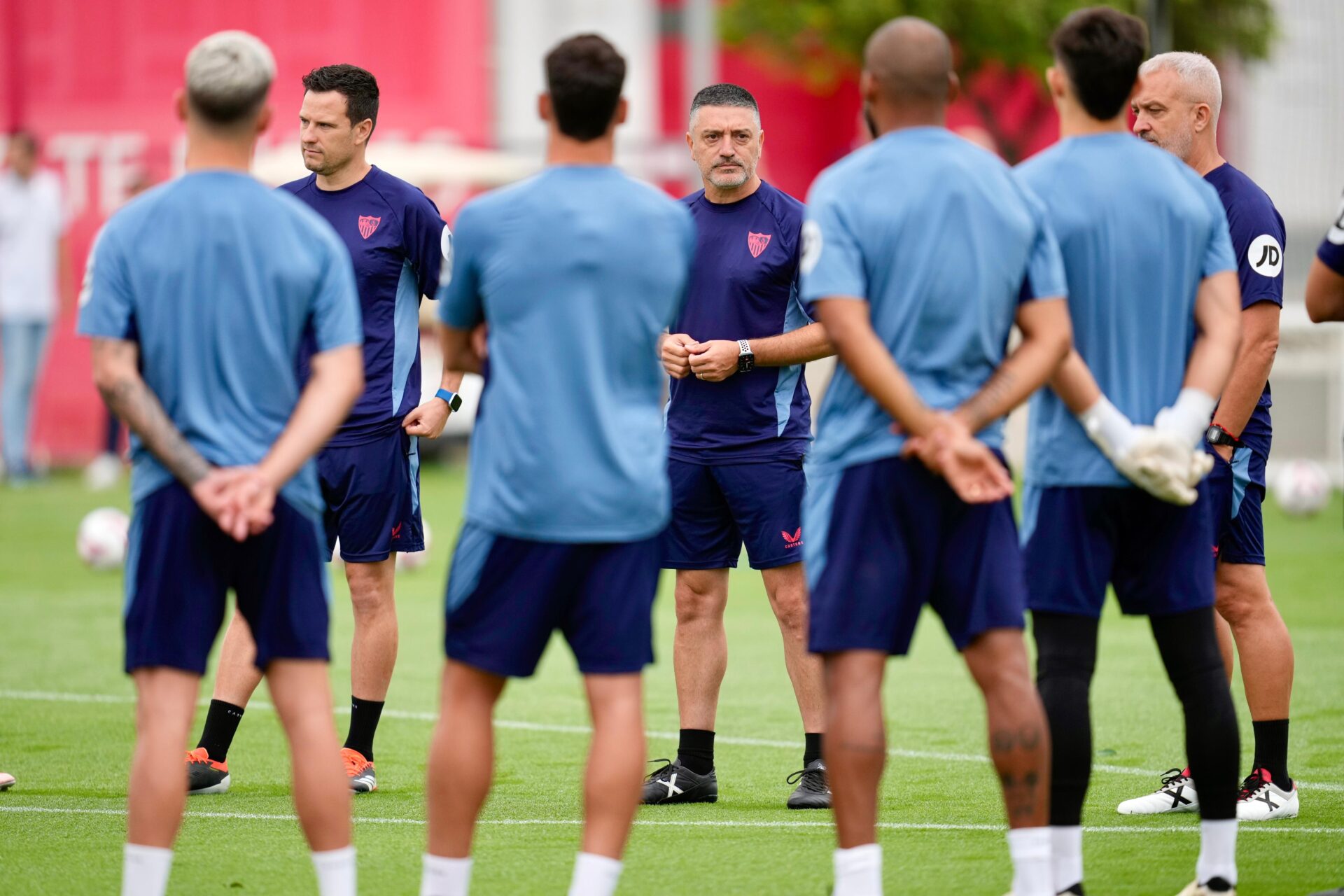 el sevilla fc de garcía pimienta echa a rodar en el césped