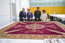 El Instituto Andaluz del Patrimonio Histórico inicia los trabajos de restauración del repostero carmesí de la Catedral de Sevilla