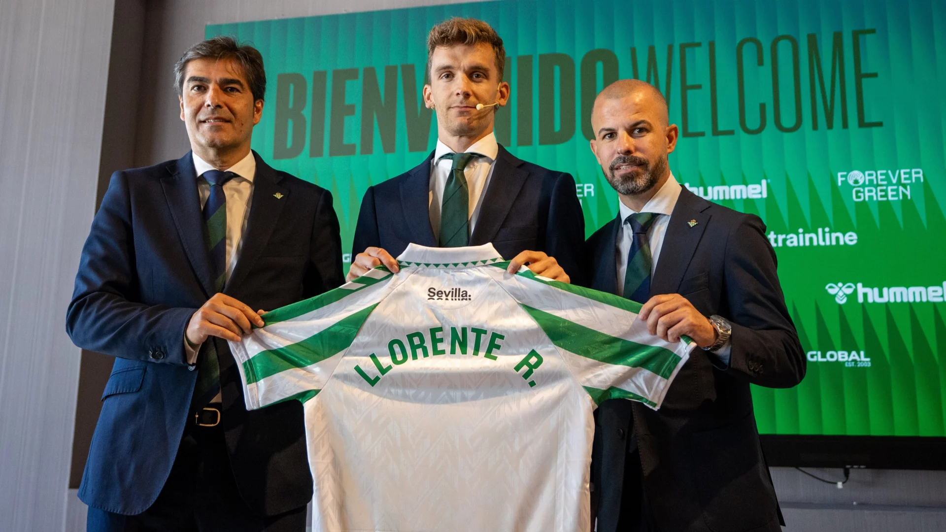 El Real Betis presenta al central Diego Llorente
