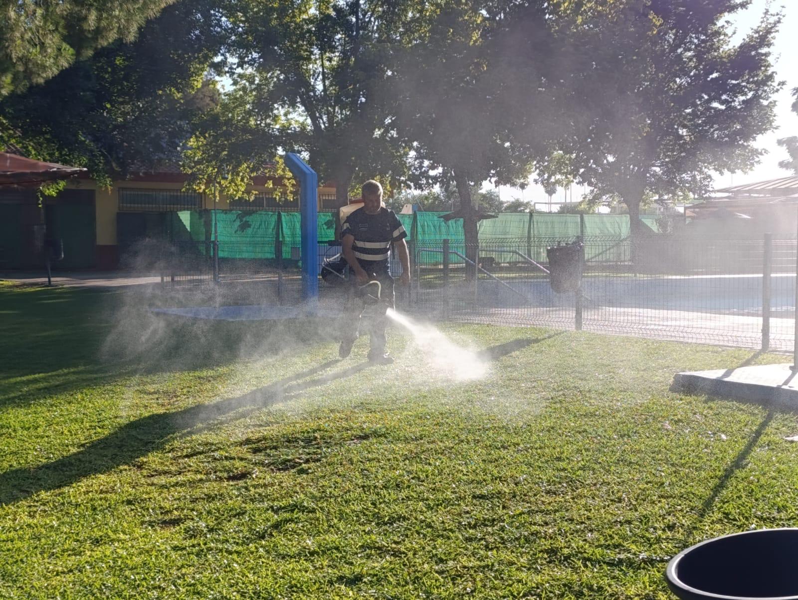 Continúan las Labores de Fumigación de Mosquitos en Zonas Verdes del Municipio