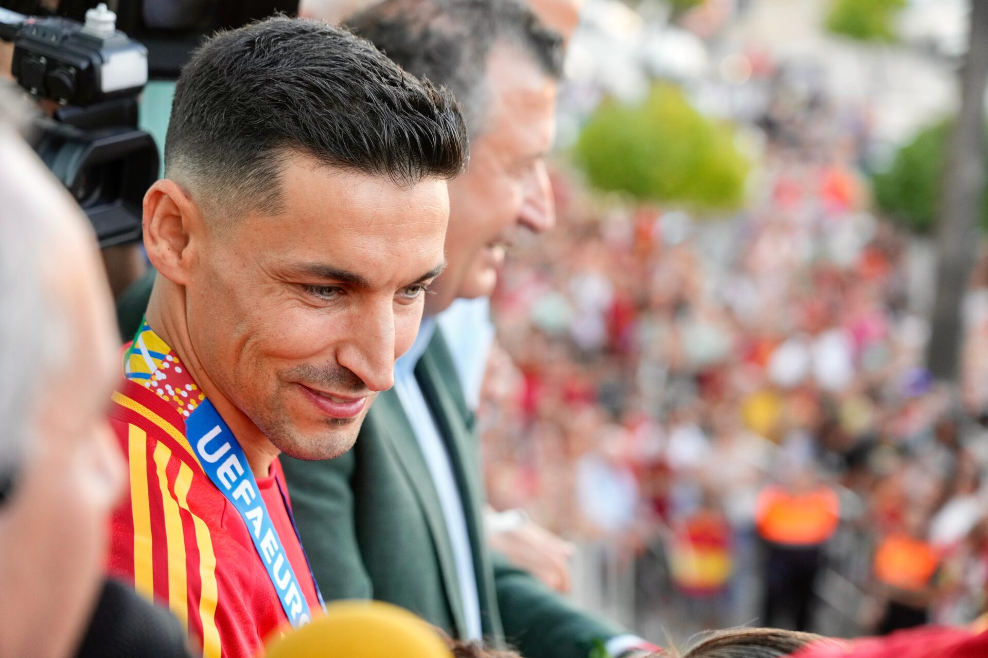 jesús navas recibe el homenaje de los palacios por su éxito nacional en la eurocopa