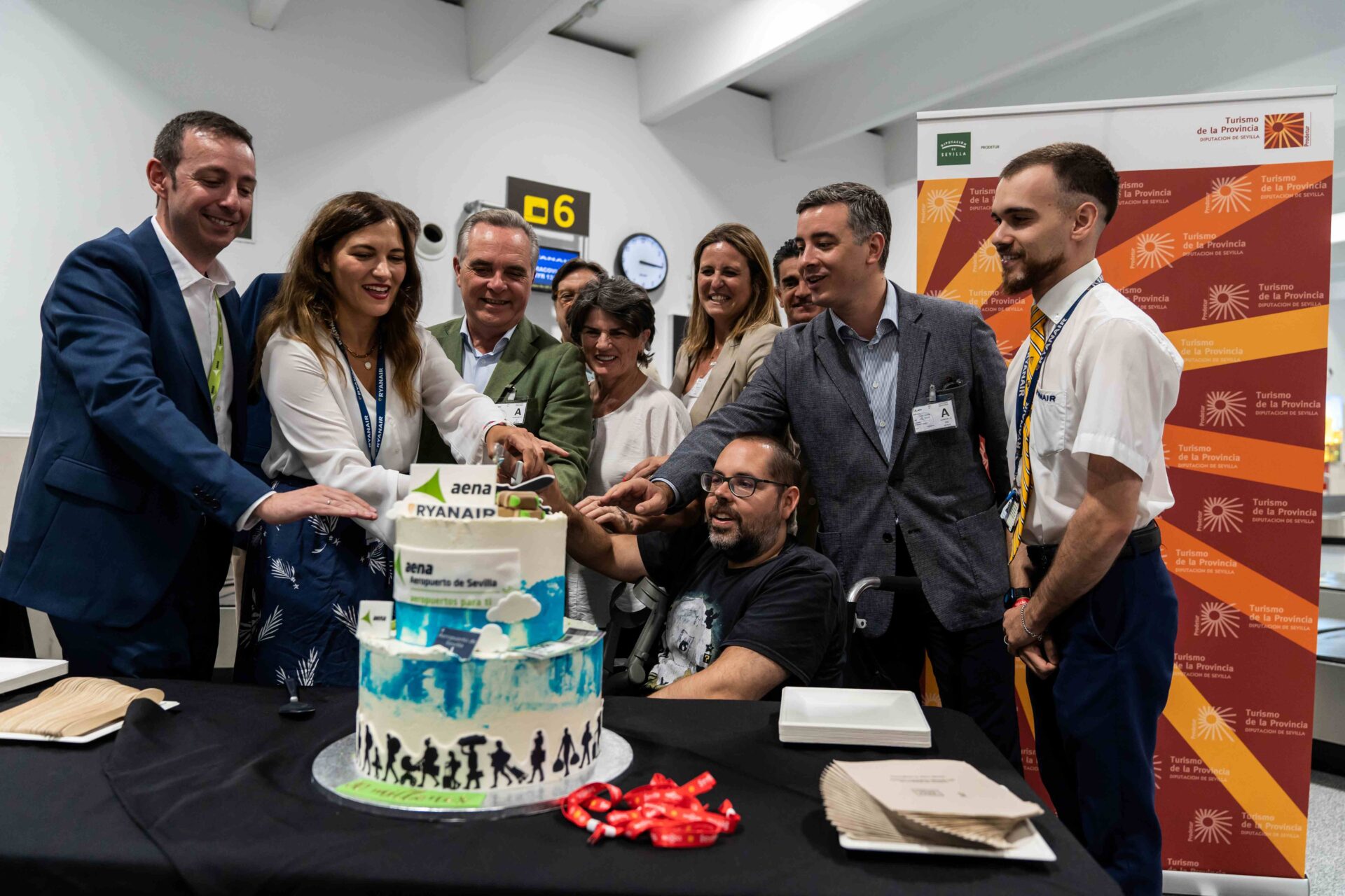 La Diputación, en la celebración del pasajero 30 millones de la compañía Ryanair en Sevilla