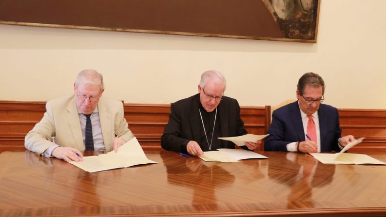 Firma de convenio entre la Archidiócesis, Consejo y la Fundación Cajasol para la celebración del II Congreso Internacional de Hermandades y Piedad Popular