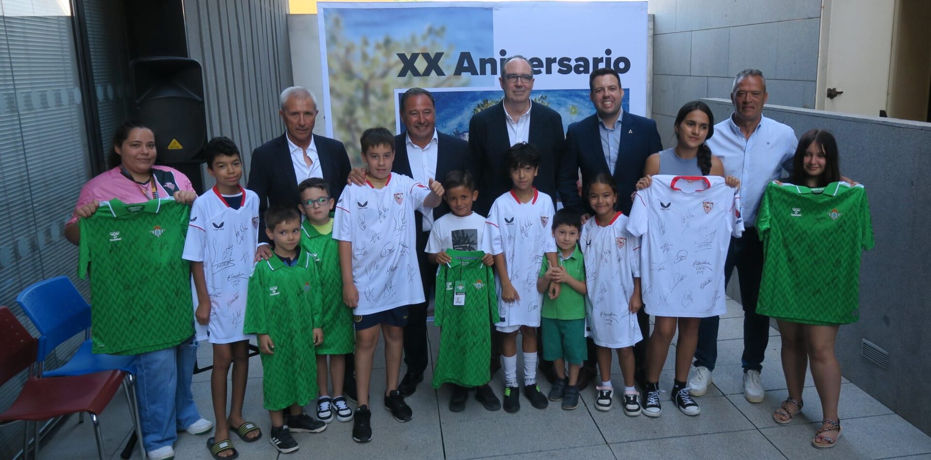 la fundación sevilla fc premia a los alumnos de las escuelas de verano del polígono sur