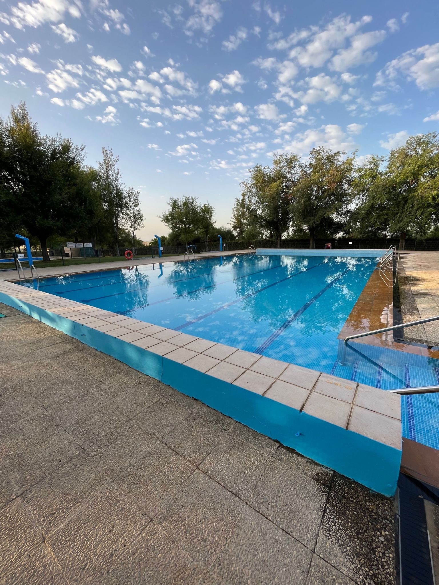 Las piscinas municipales amplían su horario por la ola de calor