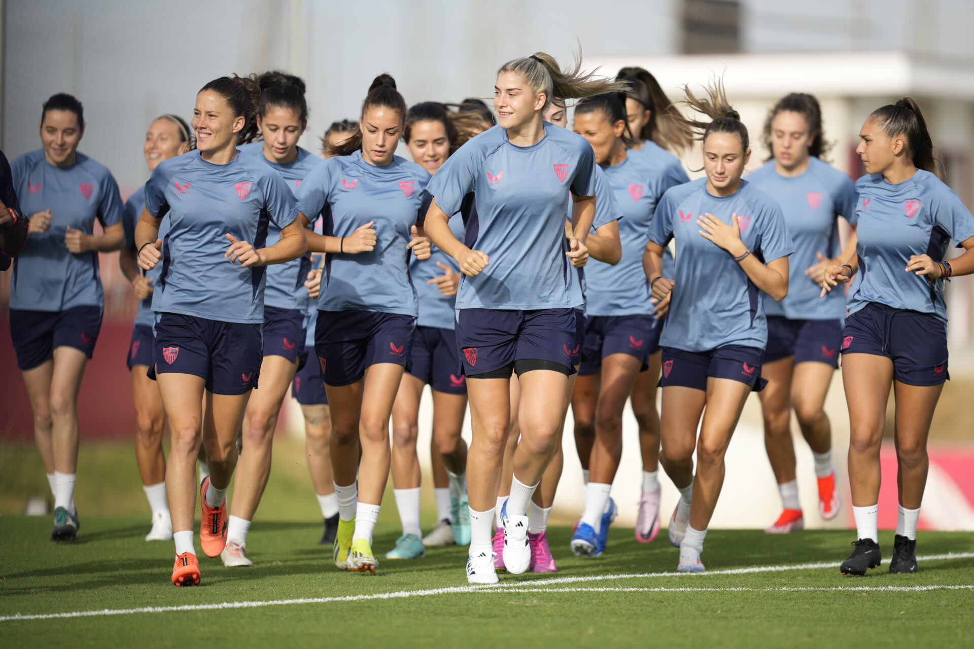 el femenino ya trabaja sobre el césped de la ciudad deportiva