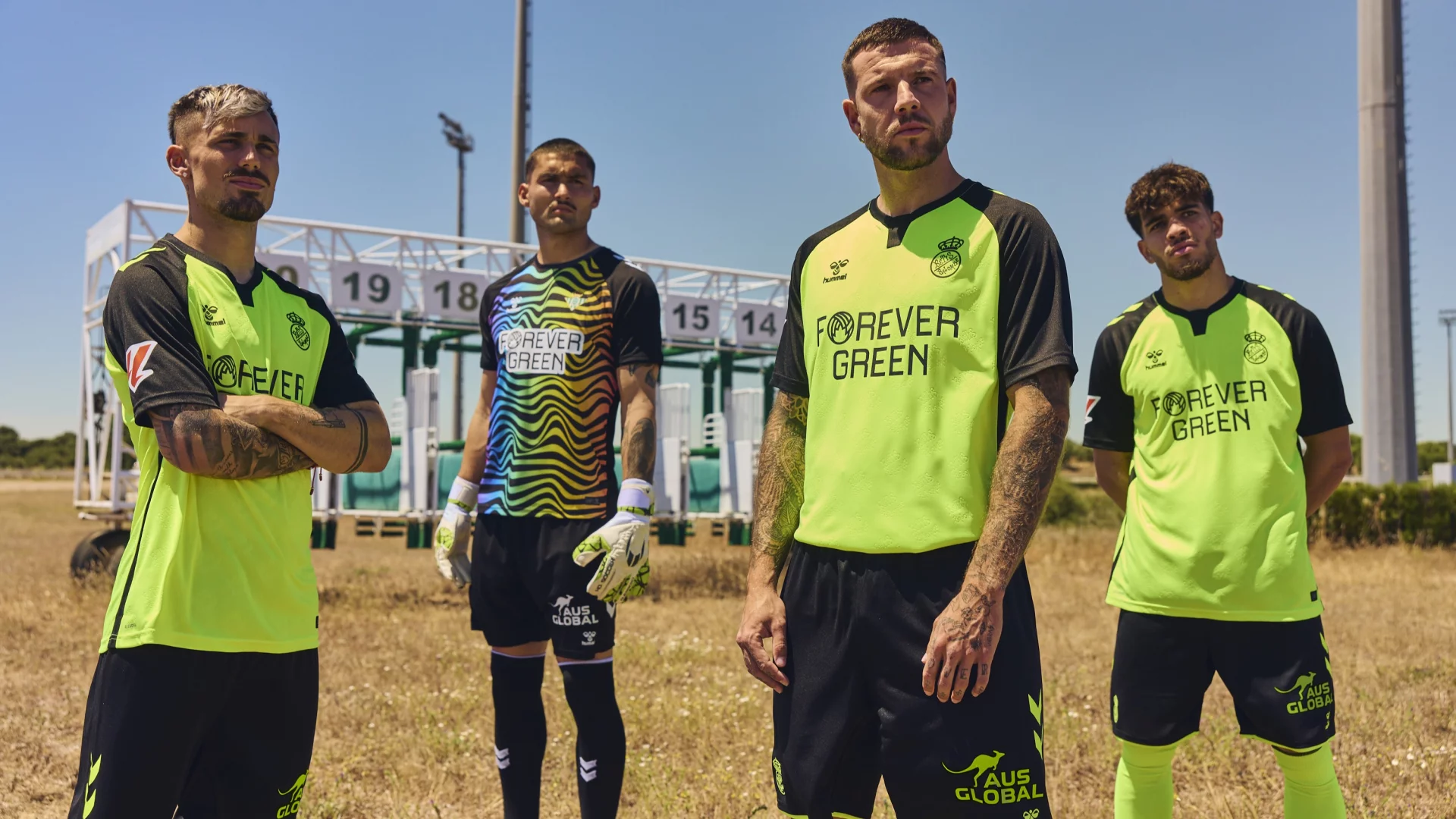 hummel rinde homenaje a la historia del Real Betis Balompié en la segunda equipación