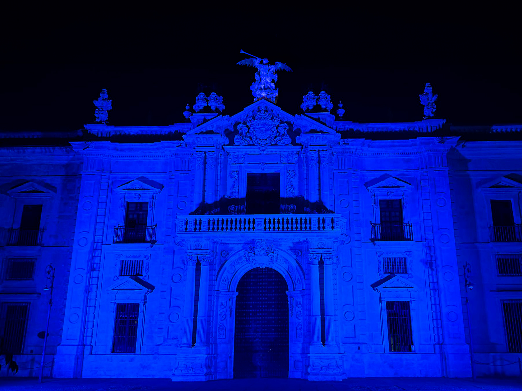 La Universidad de Sevilla ilumina de azul el Rectorado para apagar el odio