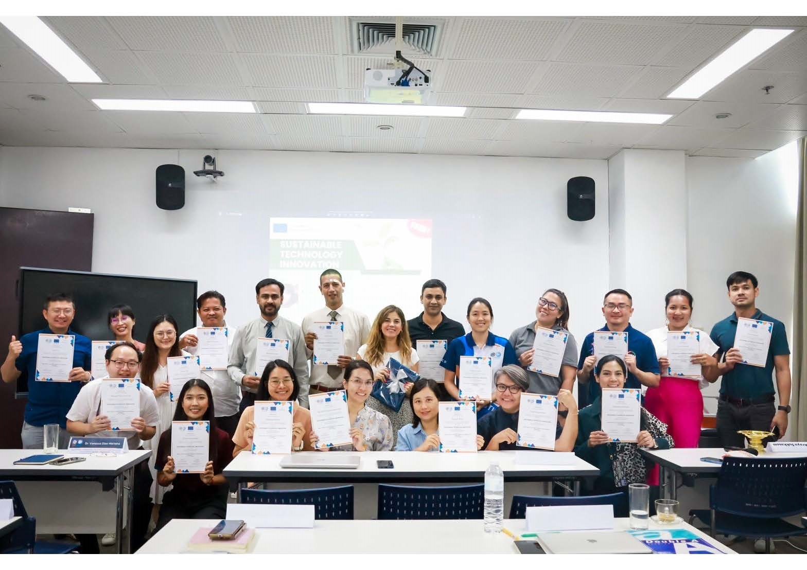 La profesora Vanessa Díaz Moriana, docente en Tailandia en el marco del proyecto Erasmus + MASUDEM