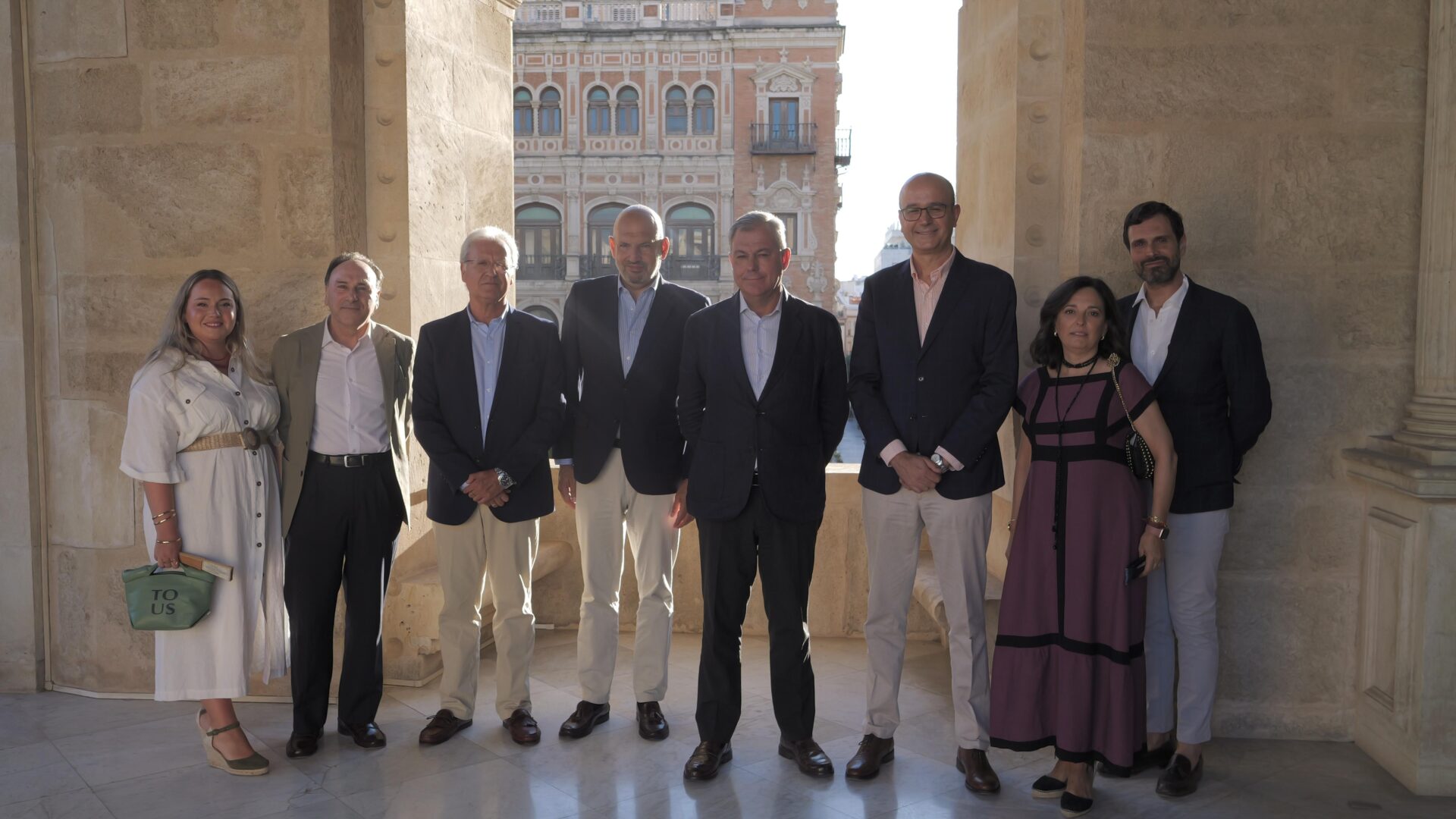 El alcalde de Sevilla muestra su adhesión a la Hermandad del Cerro del Águila para que la Virgen de los Dolores sea patrona de su barrio