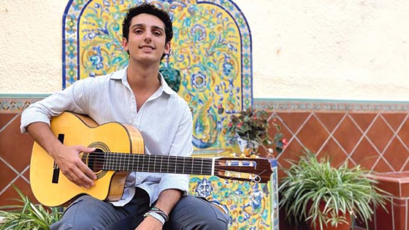 El joven sevillano que evangeliza con su música