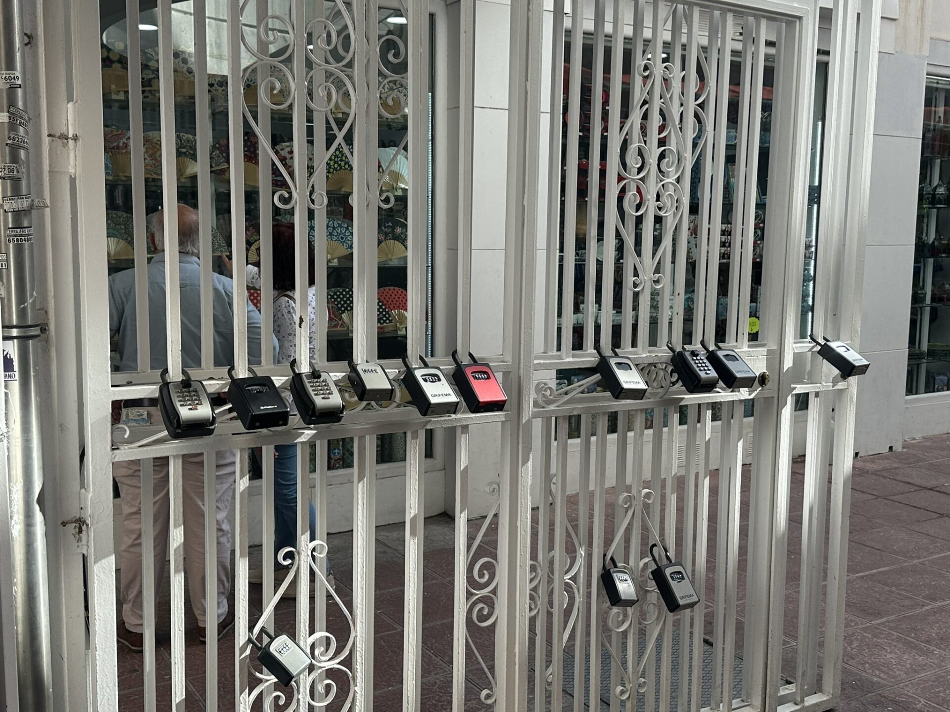 Candados de viviendas turísticas en la calle Francos de Sevilla.