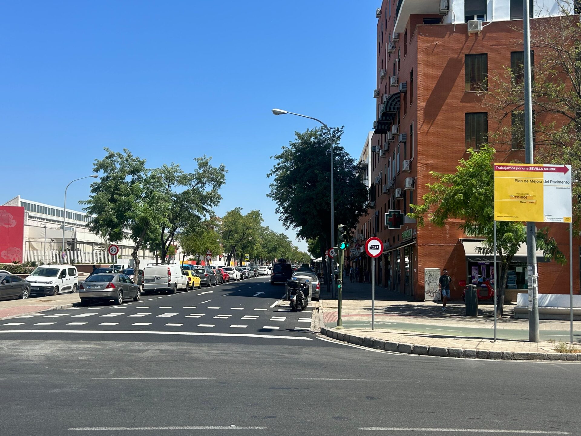 El Ayuntamiento invierte más de 300 000 euros en repavimentar tres grandes avenidas de Pino Montano