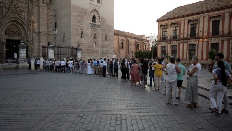 Largas colas en el primer besamanos de la patrona de Sevilla