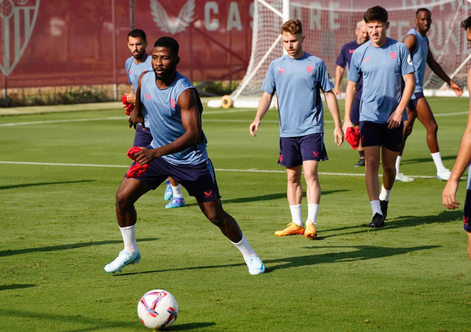 iheanacho se incorpora a la dinámica de grupo en la nueva sesión de trabajo