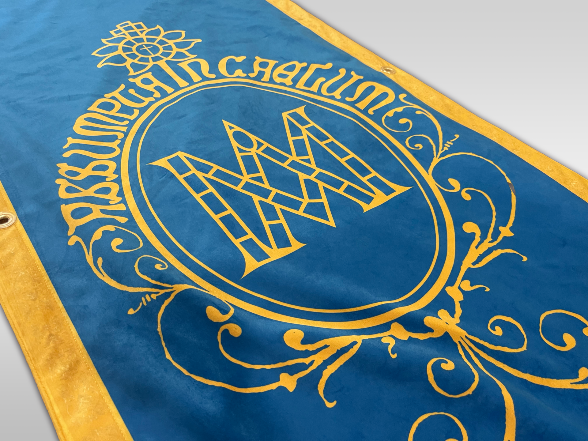 El Ayuntamiento encarga unos nuevos gallardetes en tejido azul para ensalzar la procesión de la Virgen de los Reyes