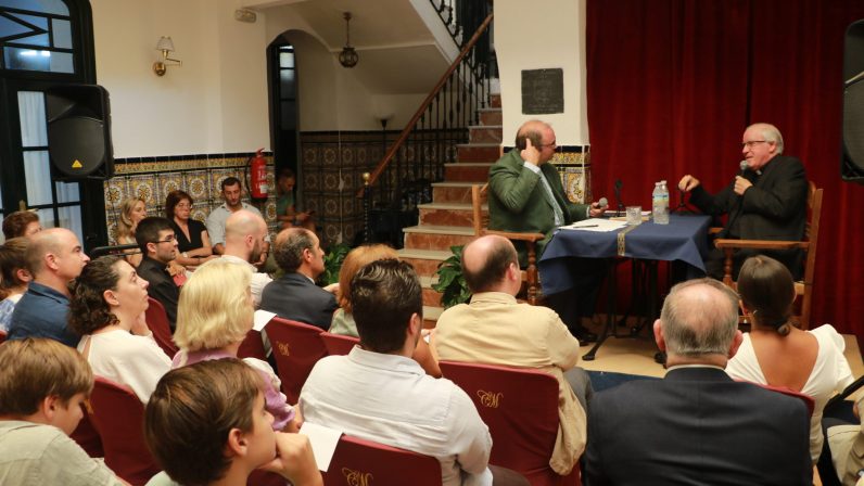 Mons. Saiz Meneses en Cazalla de la Sierra: «Las hermandades nunca han sido una religiosidad de segunda»
