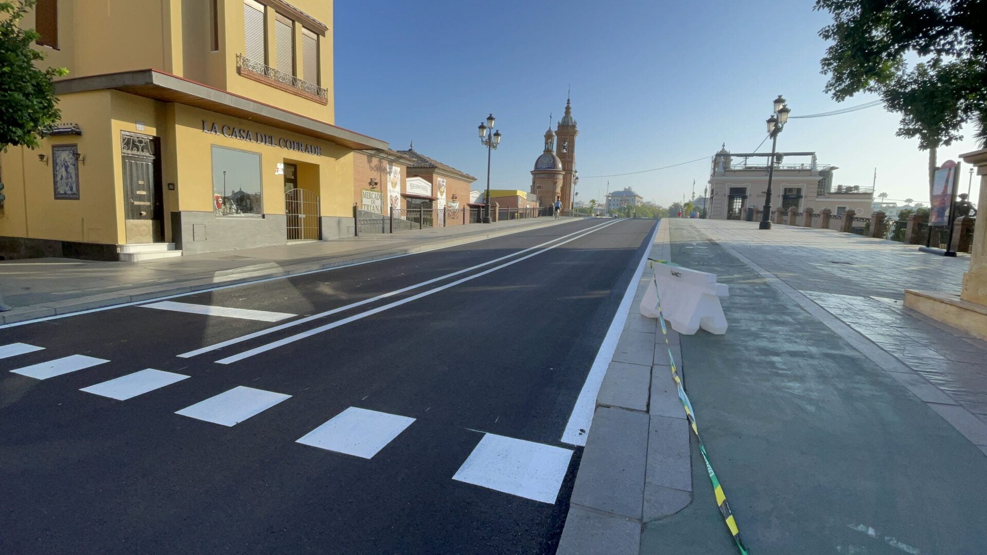 El Ayuntamiento repavimenta el tramo desde el Altozano hasta San Pablo y reasfalta el Puente de Triana diez años después de la última intervención