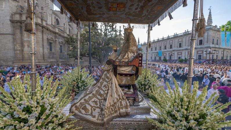 Devotos de la Virgen de los Reyes peregrinan a la Catedral la madrugada del 15 de agosto para ver a su patrona