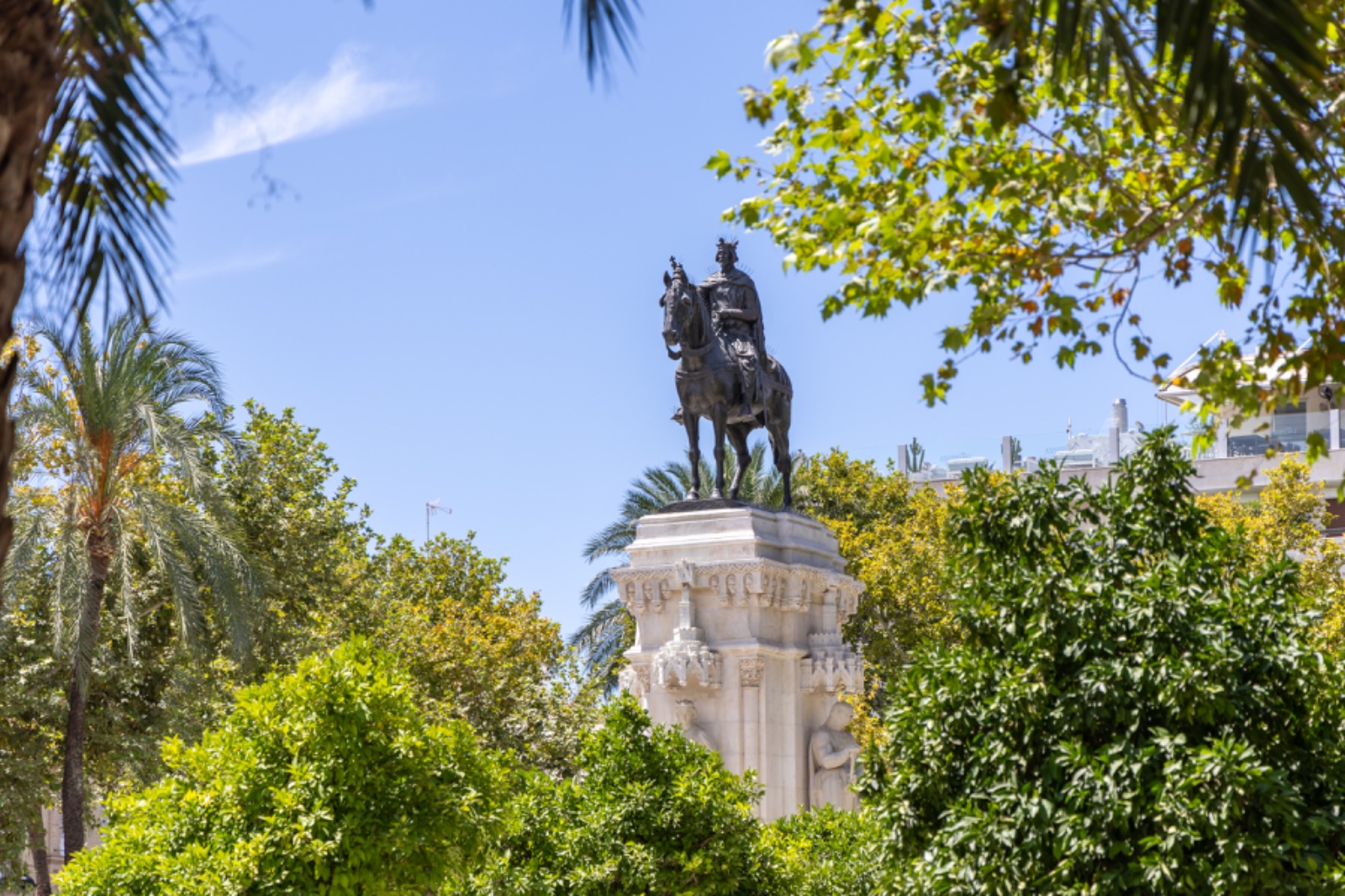 El Ayuntamiento conmemorará el centenario del monumento de San Fernando con un acto en la Plaza Nueva en vísperas del 15 de agosto