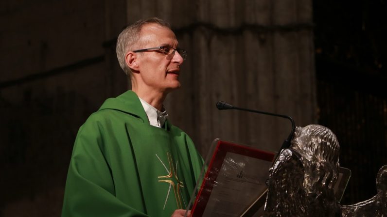 Antonio Bueno pide a la Iglesia que se convierta en samaritana