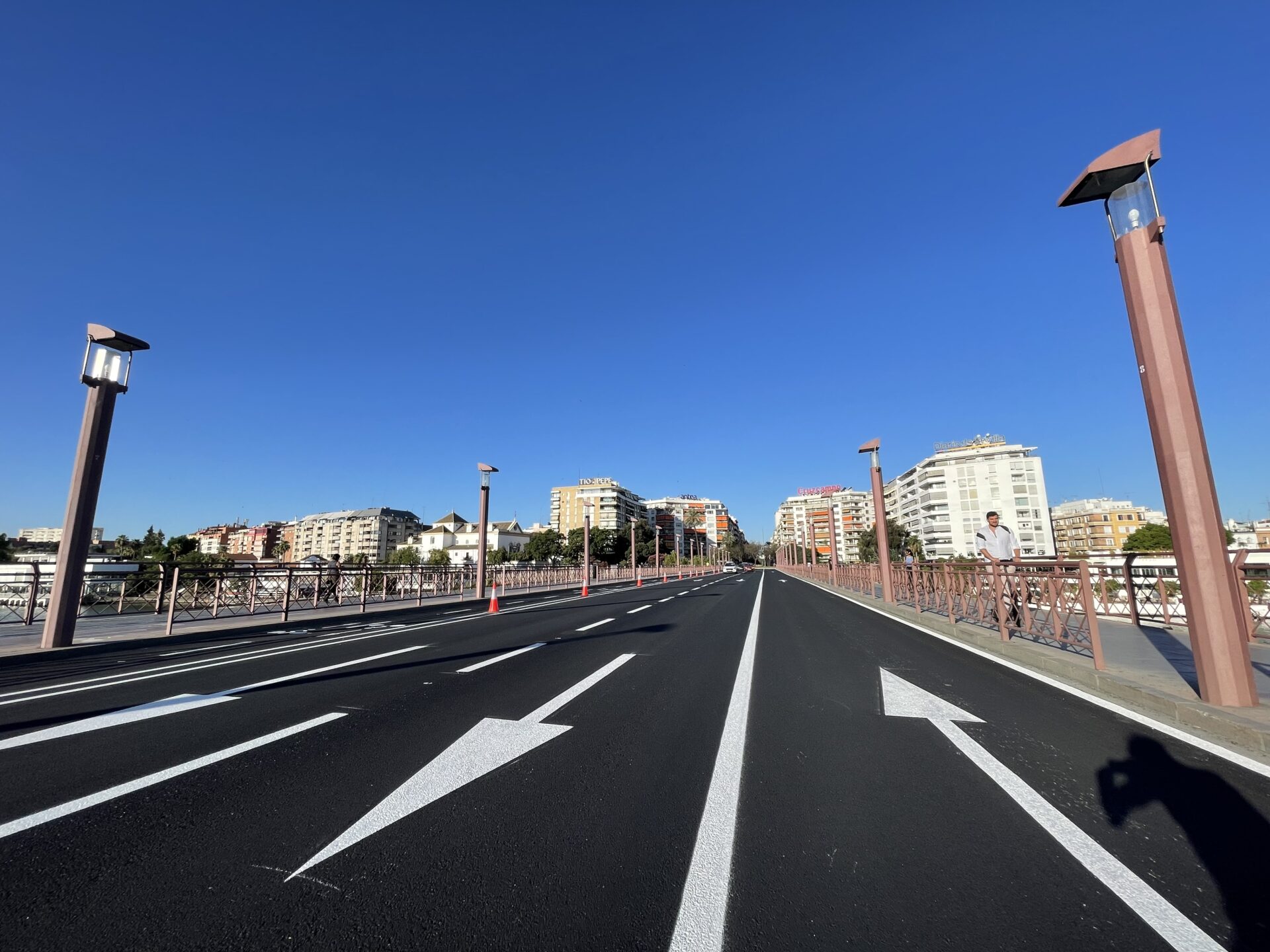 El Ayuntamiento repavimenta el puente de San Telmo y traslada el carril bici a la calzada para facilitar la movilidad de ciclistas y peatones