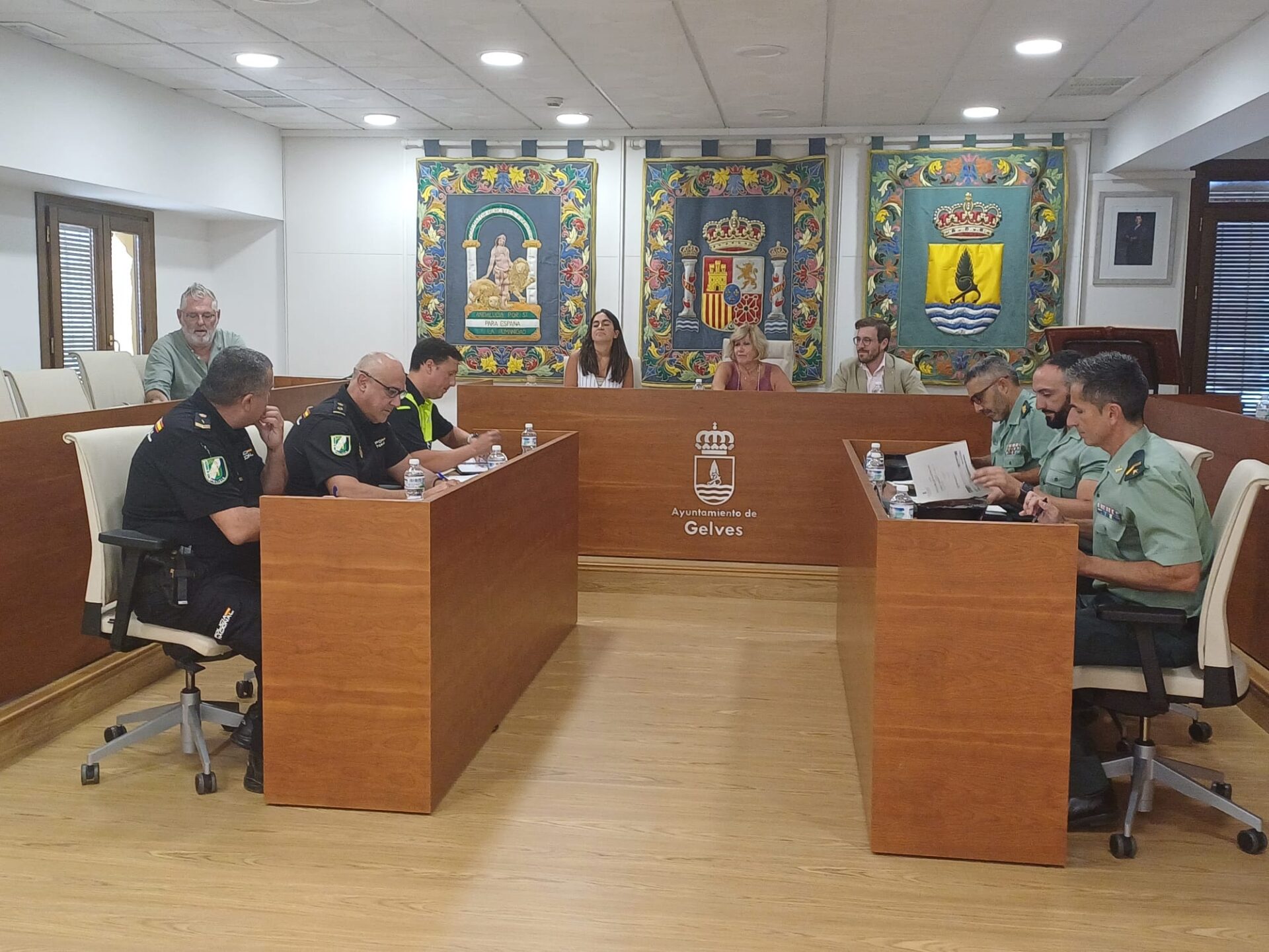 La Alcaldesa celebra una Junta Local de Seguridad a la que asisten representantes de todos los cuerpos de seguridad y el Subdelegado del Gobierno en Sevilla