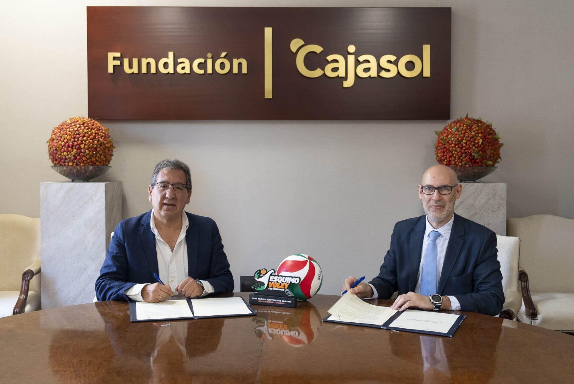 La Fundación Cajasol renueva su compromiso con el deporte base a través de su convenio con el Club Agrupación de Voleibol Esquimo