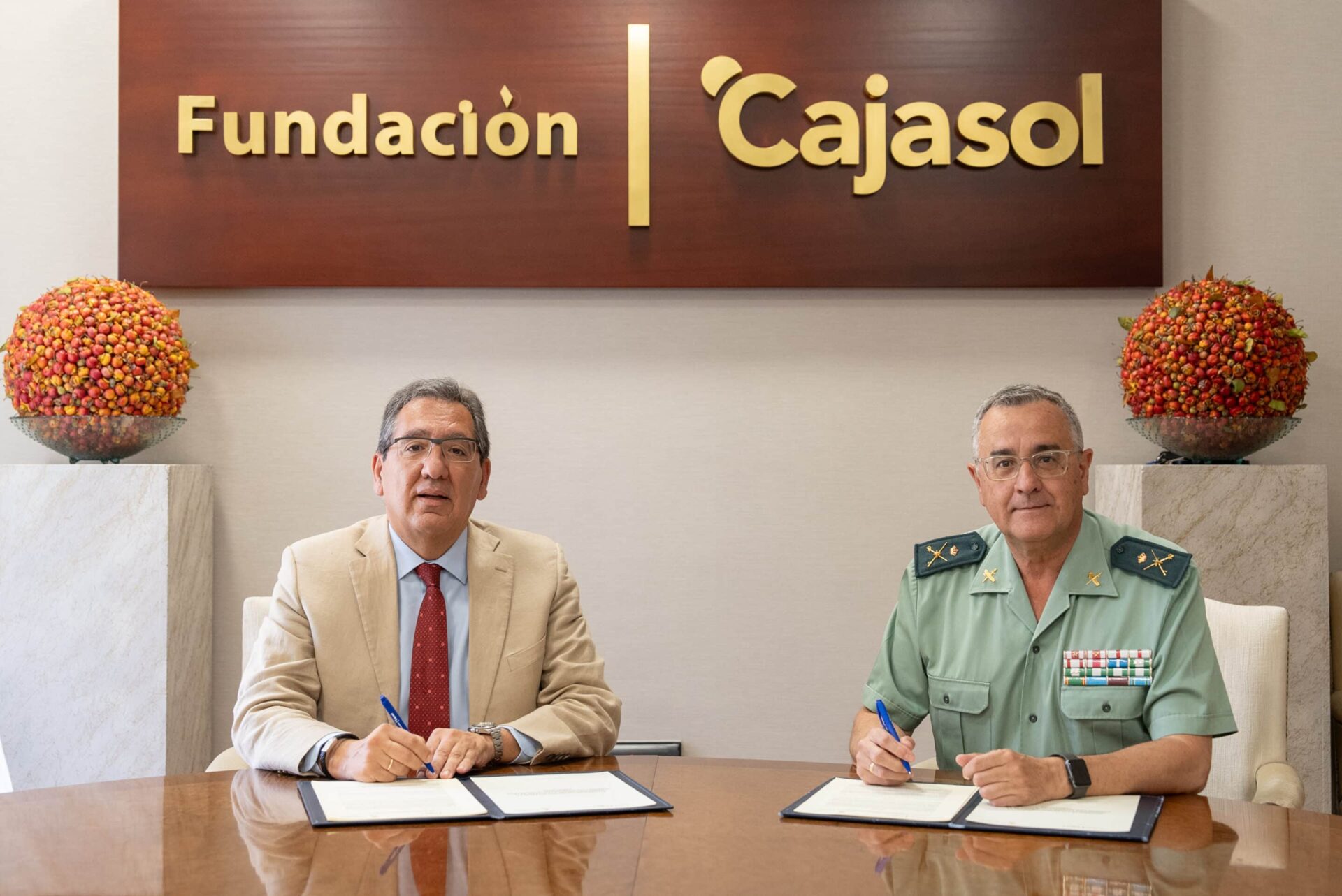 La Fundación Cajasol y la Guardia Civil en Andalucía renuevan su acuerdo de colaboración para el desarrollo de actividades culturales e institucionales