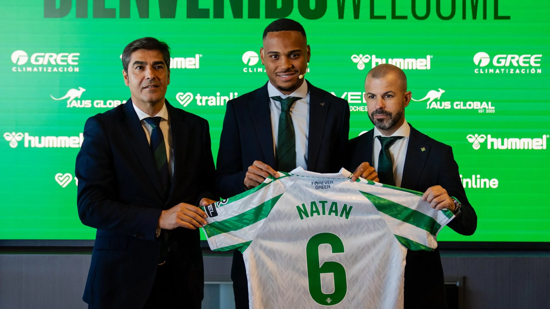 El Real Betis presenta al central brasileño Natan