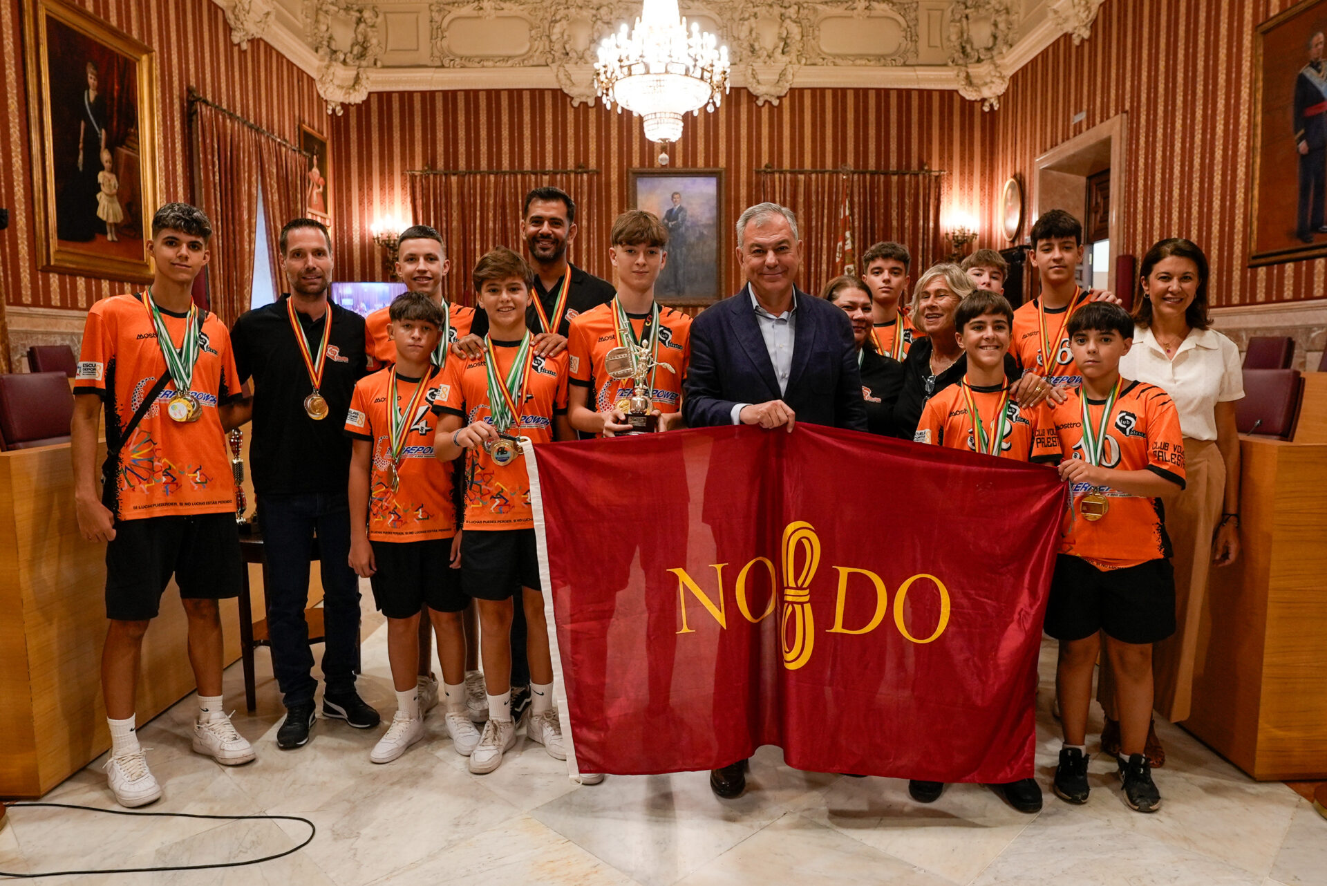 El Ayuntamiento homenajea al equipo infantil del Club Voleibol Palestra, campeones de España 2024