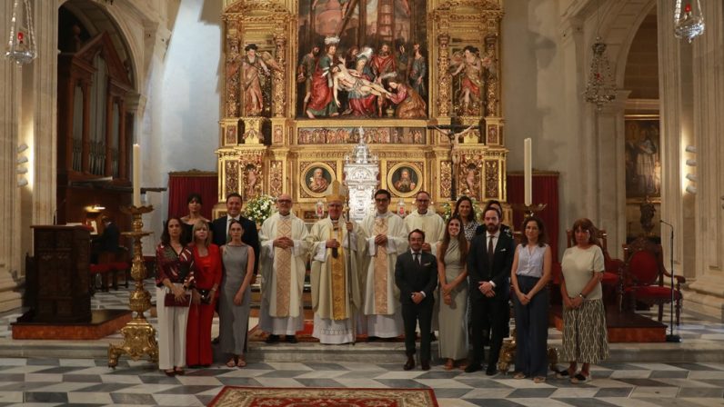 Mons. Saiz Meneses ante el retablo del Sagrario: «La contemplación de esta obra de arte es un camino propicio para el encuentro con Dios»