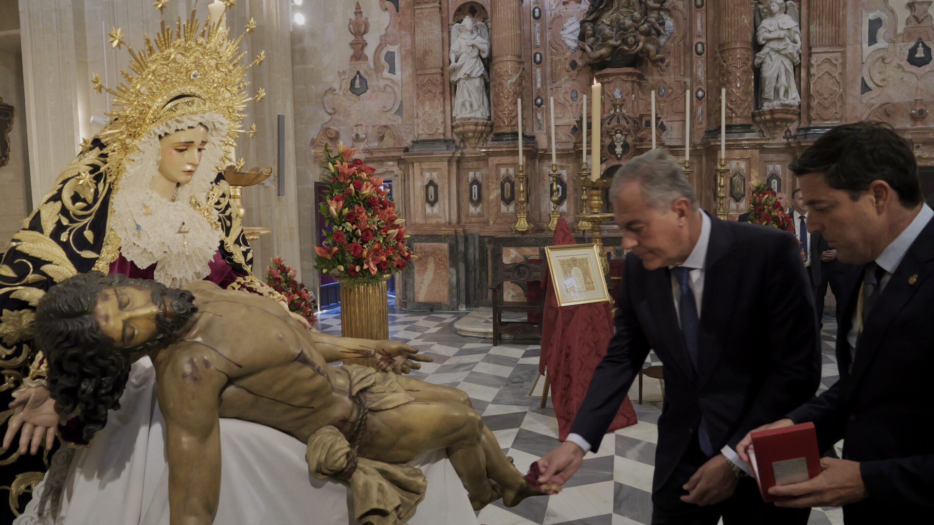El alcalde Sanz impone a la Piedad la Medalla de la Ciudad y destaca “los días históricos que El Baratillo está viviendo”