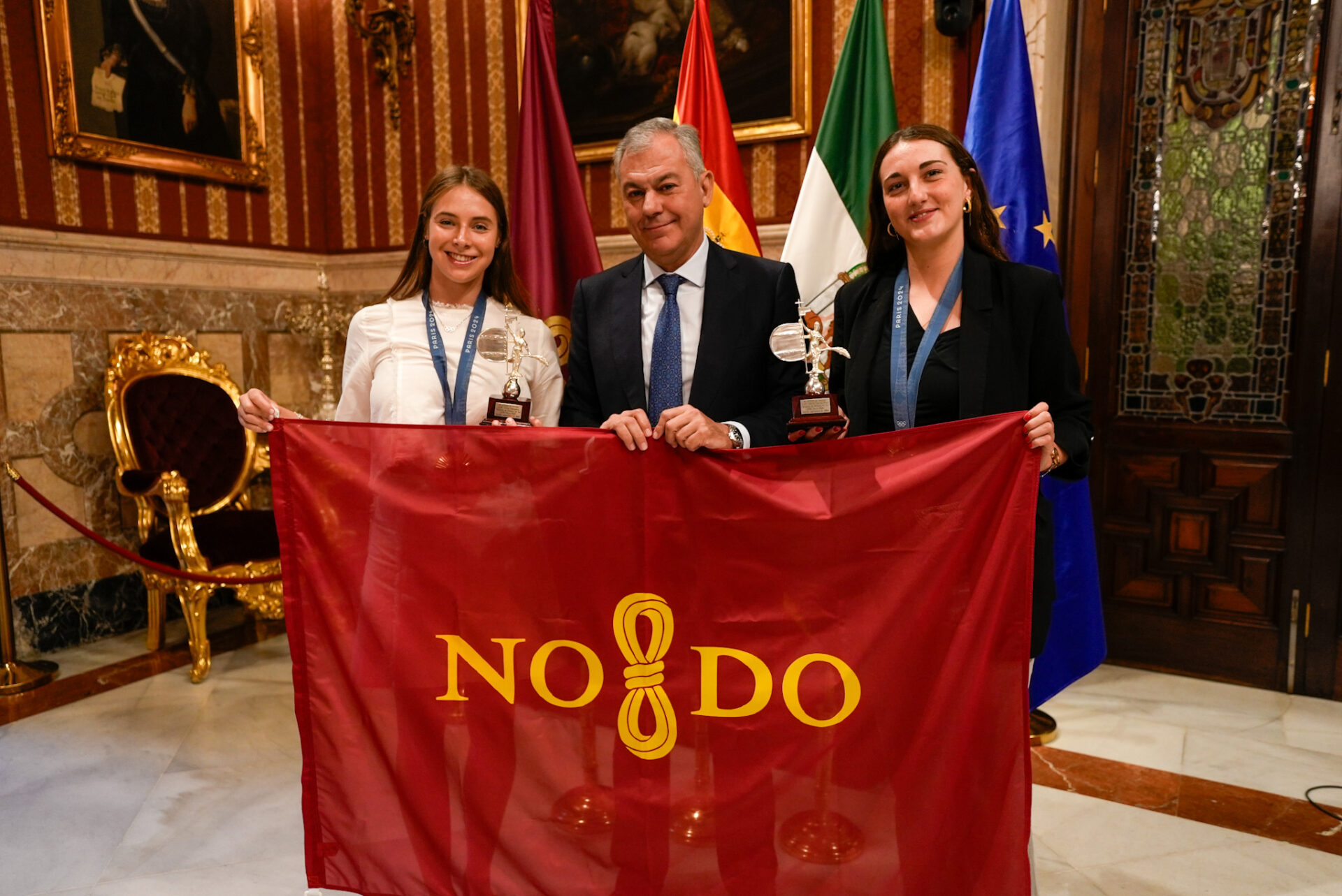 El alcalde de Sevilla, José Luis Sanz, recibe en el Ayuntamiento a las medallistas olímpicas en natación artística Alisa Ozhogina y Marina García Polo