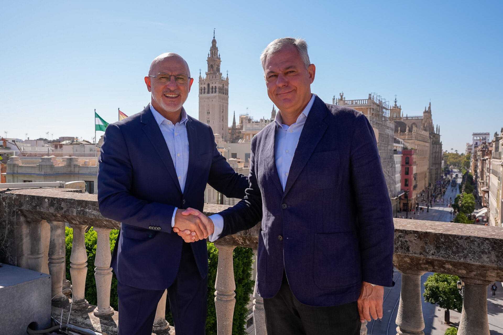 El alcalde de Sevilla recibe a Luis de la Fuente, seleccionador nacional de fútbol