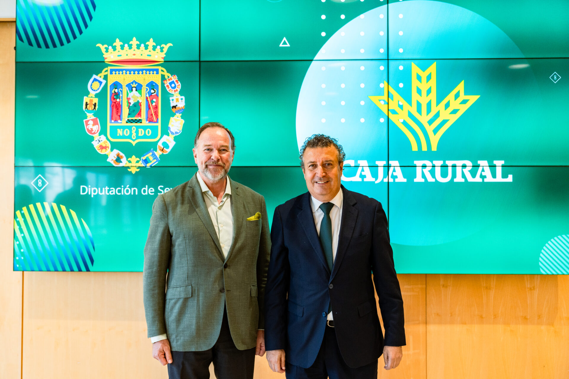 Javier Fernández analiza con Caja Rural del Sur su arraigo y capilaridad en la provincia y las posibles vías de colaboración mutuas