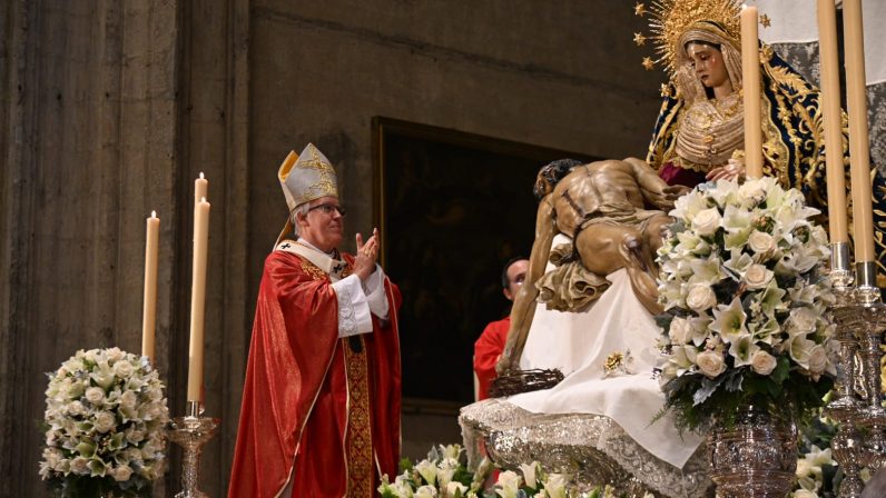 La Catedral acoge la coronación de la Virgen de la Piedad, de la Hermandad del Baratillo