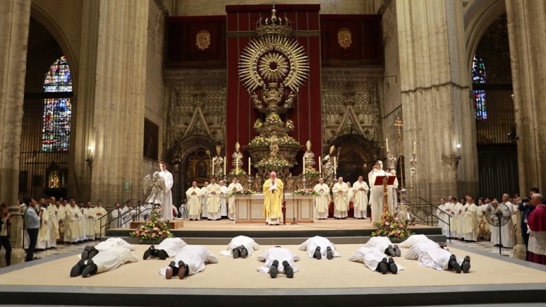 Mons. Saiz Meneses a los nuevos diáconos: “Sois llamados y enviados a servir a todo el pueblo de Dios, con especial predilección por los más necesitados”