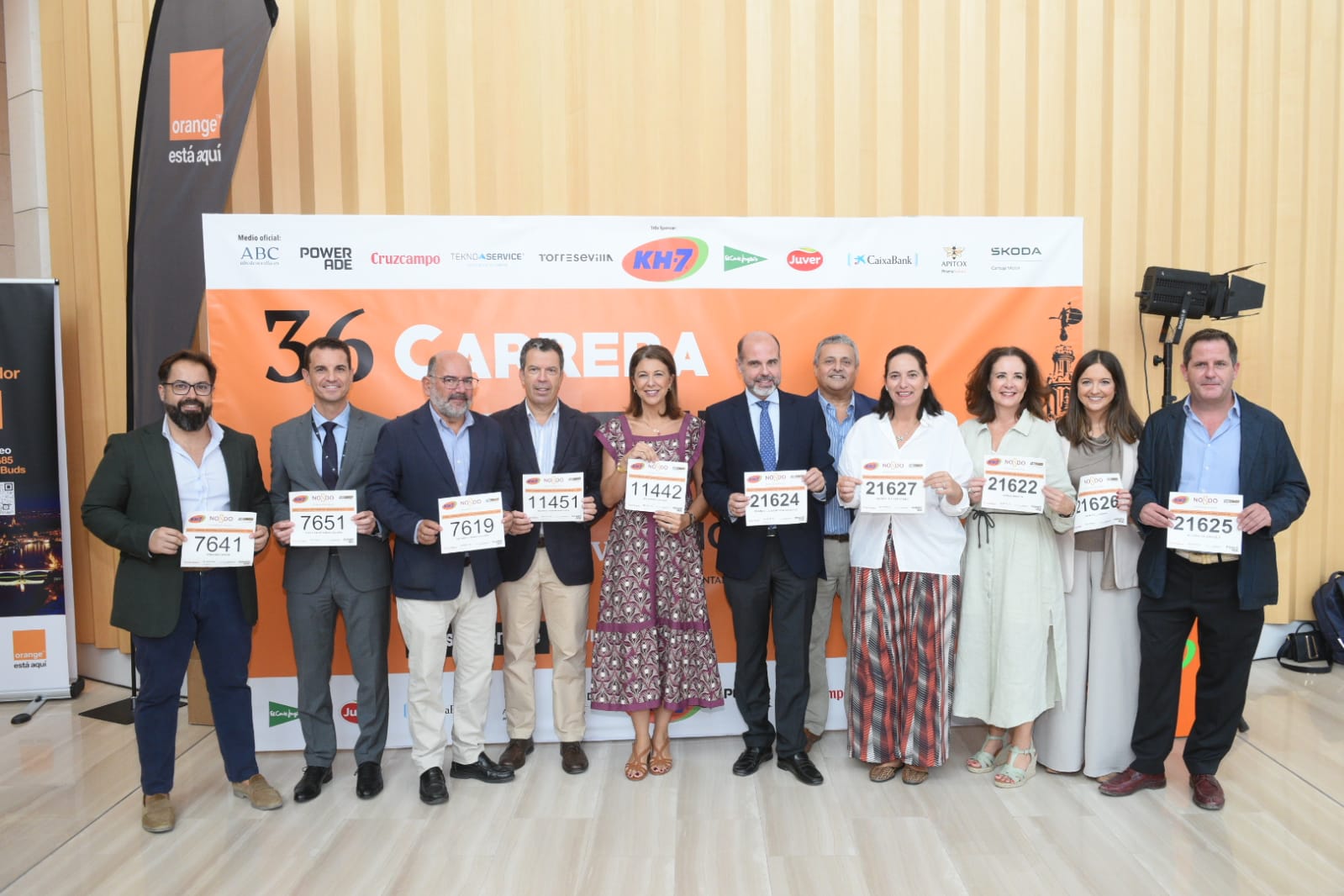 El Ayuntamiento comienza con el reparto de dorsales para la próxima edición de la Carrera Nocturna del Guadalquivir