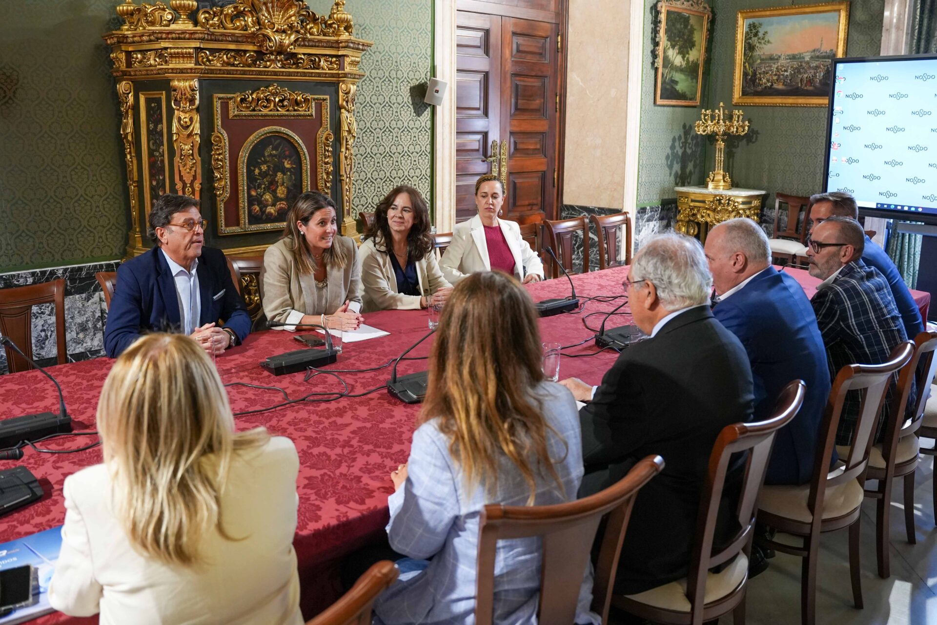 El Ayuntamiento recibe a una delegación de la Asociación Mundial de APG, una de las principales organizaciones de representación aérea del mundo