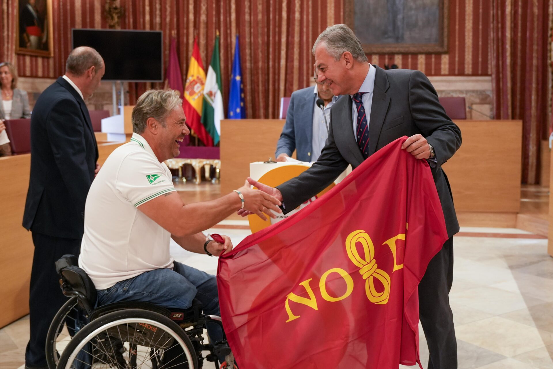 El alcalde de Sevilla homenajea a los deportistas olímpicos, paralímpicos y campeones del mundo del Club Náutico