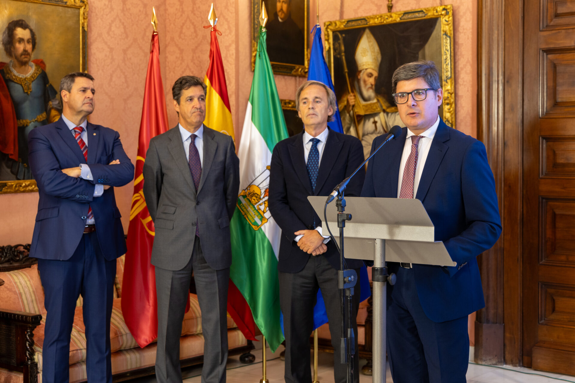 El Ayuntamiento acoge la presentación de Enrique Ybarra como «Sevillano del Año»