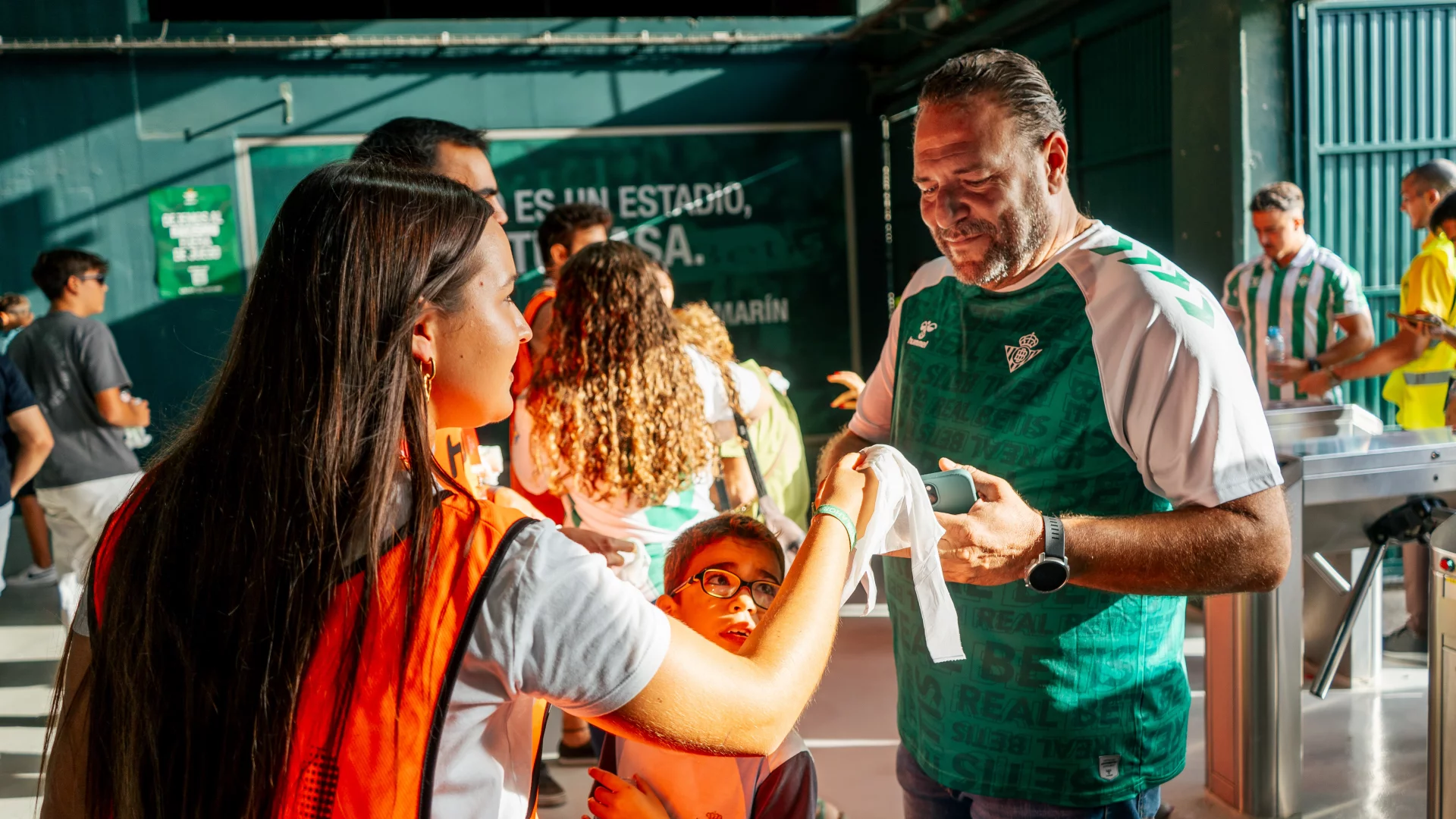 Los voluntarios del programa Real Betis ? Caixabank ayudarán a que los aficionados recojan la basura generada durante los partidos en el Estadio Benito Villamarín