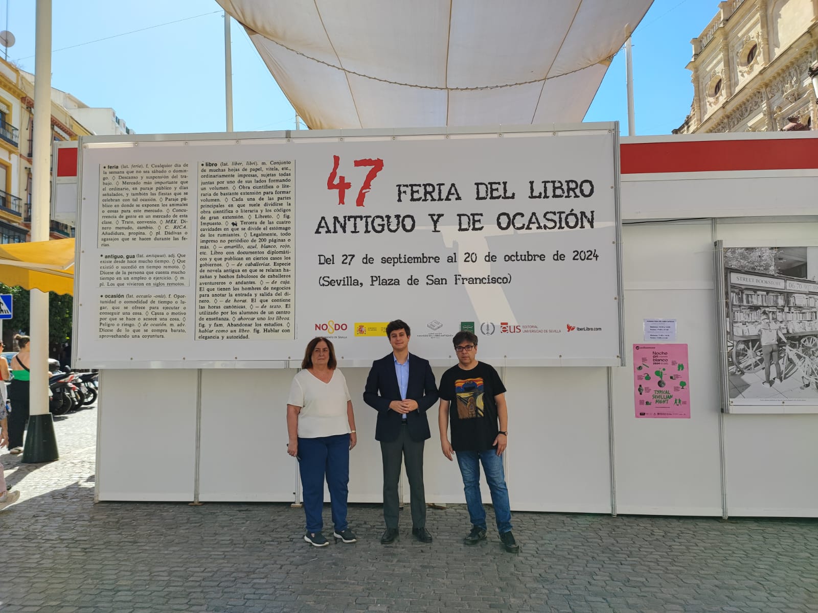 El diputado provincial de Cultura visita la Feria del Libro Antiguo